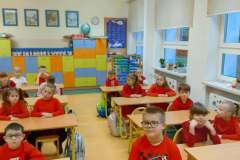 Uczniowie biorący udział w kampanii "Dzieciństwo bez przemocy".