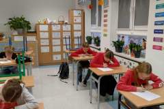 Uczniowie biorący udział w kampanii "Dzieciństwo bez przemocy".