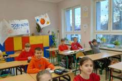 Uczniowie biorący udział w kampanii "Dzieciństwo bez przemocy".