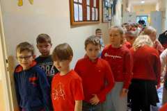 Uczniowie biorący udział w kampanii "Dzieciństwo bez przemocy".