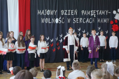 Uczniowie podczas akademii z okazji rocznicy Uchwalenia Konstytucji 3 Maja. 