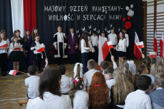 Uczniowie podczas akademii z okazji rocznicy Uchwalenia Konstytucji 3 Maja. 