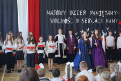 Uczniowie podczas akademii z okazji rocznicy Uchwalenia Konstytucji 3 Maja.