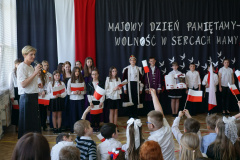 Uczniowie podczas akademii z okazji rocznicy Uchwalenia Konstytucji 3 Maja. 