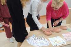 Uczennice ćwiczące na fantomach.