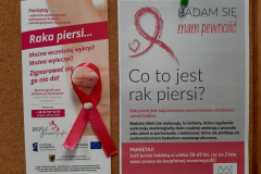 Ulotki  promujące akcję profilaktyczną "Różowy październik" na temat nowotworów piersi.