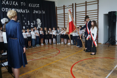 Pierwszoklasiści podczas uroczystego ślubowania.