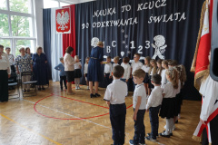 Pierwszoklasiści podczas uroczystego ślubowania.