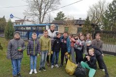 Uczniowie biorący udział w akcji "Sprzątamy dla Polski"