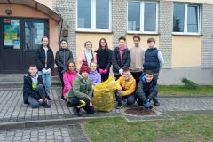 Uczniowie biorący udział w akcji "Sprzątamy dla Polski"