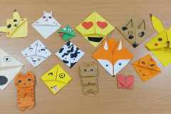 Zakładki wykonane techniką origami przez uczniów klasy 4