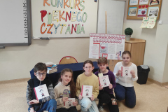 Uczniowie klasy 4- uczestnicy konkursu pięknego czytania. 