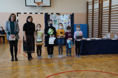 Uczniowie odbierający nagrody podczas rozstrzygnięcia konkursów w ramach Święta Języka Ojczystego.