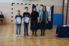 Uczniowie odbierający nagrody podczas rozstrzygnięcia konkursów w ramach Święta Języka Ojczystego.