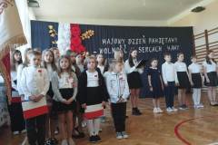 Uczniowie podczas szkolnej uroczystości