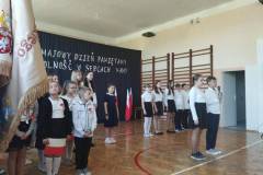 Uczniowie podczas szkolnej uroczystości