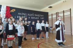 Uczniowie podczas szkolnej uroczystości