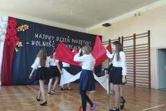 Uczniowie podczas szkolnej uroczystości
