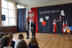 Uczniowie biorący udział w uroczystej akademii z okazji 104. rocznicy Odzyskania Niepodległości  przez Polskę