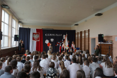Uczniowie biorący udział w uroczystej akademii z okazji 104. rocznicy Odzyskania Niepodległości  przez Polskę