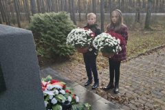 Uczniowie podczas składania kwiatów pod pomnikiem