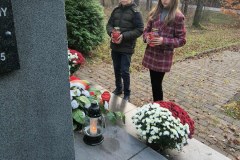 Uczniowie podczas  zapalania zniczy pod pomnikiem