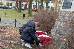 Uczniowie podczas składania  kwiatów pod pomnikiem