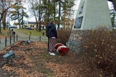 Uczniowie podczas składania kwiatów  pod pomnikiem