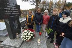 Uczniowie przy mogile lotników 