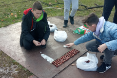 Obrazek przedstawiający książkowy Plac Broni, wykonany w ramach zadania "Sztuka ziemi" - projekt edukacyjny "Zabawa sztuką"