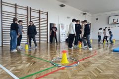 Uczniowie klas 5-8 podczas treningu.