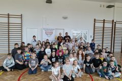 Uczniowie klas 1-4, uczestnicy spotkania z młodym mistrzem. 