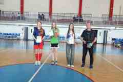 Kapitanowie najlepszych drużyn turnieju po wręczeniu dyplomów.