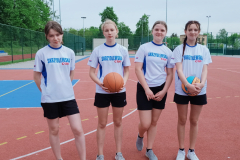 Reprezentantki szkoły podczas turnieju koszykówki dziewcząt.