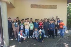 Uczniowie klasy 4 i 5 podczas wycieczki do Nadleśnictwa Gidle w Niesulowie