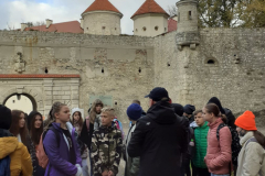 Uczniowie podczas wycieczki do Ojcowa