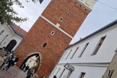 Uczestnicy wycieczki przed wejściem do Bramy Opatowskiej. Uczestnicy wycieczki przed wejściem do Bramy Opatowskiej.