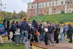 Uczestnicy wycieczki na tle zamku królewskiego w Sandomierzu. Uczestnicy wycieczki na tle zamku królewskiego w Sandomierzu.
