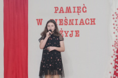 Uczennica kl.4 Barbara Skórka podczas występu na XI Gminnym Festiwalu Piosenki Żołnierskiej i Patriotycznej