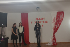 Uczennica kl.7 Alicja Kacprowicz podczas występu na XI Gminnym Festiwalu Piosenki Żołnierskiej i Patriotycznej