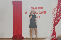 Uczennica kl.8 Amelia Januszewska podczas występu na XI Gminnym Festiwalu Piosenki Żołnierskiej i Patriotycznej
