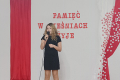 Uczennica kl.4 Andżelika Pawlik podczas występu na XI Gminnym Festiwalu Piosenki Żołnierskiej i Patriotycznej