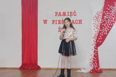 Uczennica kl.4 Natalia Koper podczas występu na XI Gminnym Festiwalu Piosenki Żołnierskiej i Patriotycznej