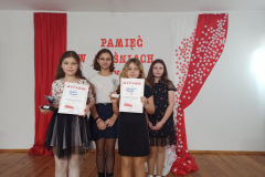 Reprezentantki kategorii klas 4-6 podczas XI Gminnego Festiwalu Piosenki Żołnierskiej i Patriotycznej