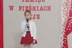 Uczennica kl.2 Maria Misiewicz podczas występu na XI Gminnym Festiwalu Piosenki Żołnierskiej i Patriotycznej