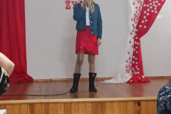 Uczennica kl.3 Nadia Medlarska podczas występu na XI Gminnym Festiwalu Piosenki Żołnierskiej i Patriotycznej