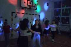 Uczniowie-podczas-zabawy-andrzejkowej