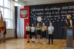 Uczniowie klasy 3 odbierający nagrody. 