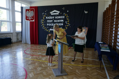 Wręczenie nagrody książkowej uczennicy klasy 1.