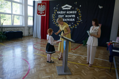 Wręczenie nagrody książkowej uczennicy klasy 2. 